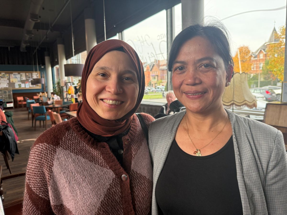 Elyn Fernandez, een verpleegkundige uit de Filipijnen (rechts) en een collega uit Turkije