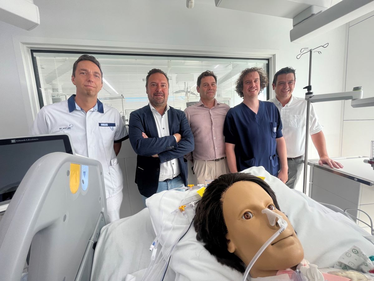 Van links naar rechts: Anthony Swimberghe, hoofdverpleegkundige Intensieve Zorgen, Pablo Annys, voorzitter, Franky Gotelaere, technisch directeur, Dokter Bram Dewulf, diensthoofd Intensieve Zorgen en Dieter Sinnesael, zorgmanager Intensieve Zorgen   © Matthias Vanheerentals