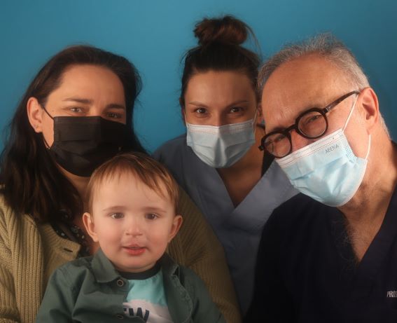 Le patient Maëlig est traité par l'équipe du professeur Maurice Mommaerts (à droite) et du docteur Ana Tache (deuxième à partir de la droite).