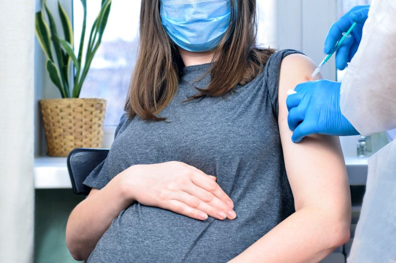 Le vaccin est notamment recommandé aux femmes enceintes, puisqu'il protège mère et foetus.