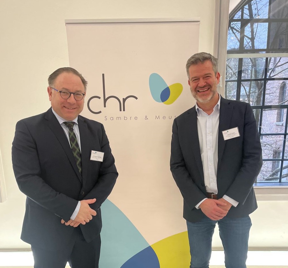 Dr François Beauthier (à gauche), durant le symposium du CHRSM sur la médecine légale, aux côtés de Vincent Collet (à droite), infirmier chef du service des Urgences.