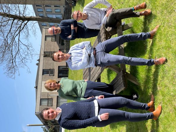 Dienst Nucleaire Geneeskunde A.S.Z. – OLV  (Van links naar rechts op de foto) Dr. Sim Vermeulen, Dr. Nicole Dorny, Dr. Dirk Ooms, Dr. Pieter De Bondt en Dr. Olivier De Winter