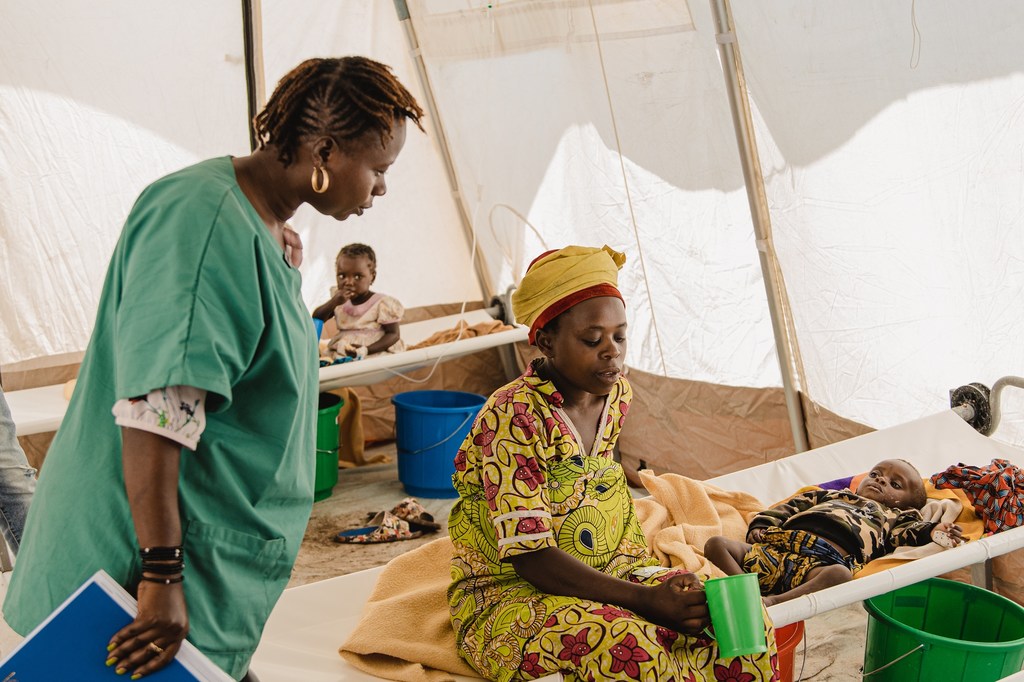 © UNICEF/Benekire Amina Bakunda est médecin au centre de traitement du choléra soutenu par l'UNICEF à Bulengo, un site pour les personnes déplacées dans la province du Nord-Kivu, en République démocratique du Congo.