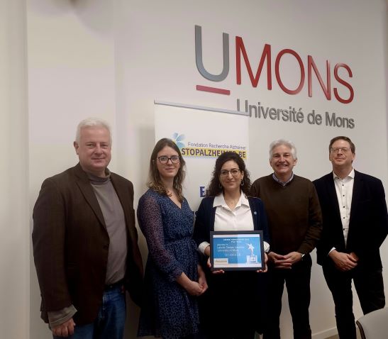 De gauche à droite: Marc Labie, Vice Recteur à l'UMONS chargé du développement économique, social et culturel et aux affaires étudiantes, Lucie Leroux, Responsable de Stop Alzheimer en Belgique francophone, Pr Isabelle Simoes Loureiro, Neuropsychologue et Chargée de cours au Service de Psychologie Cognitive et Neuropsychologie à l'UMONS, Pr Philippe Dubois,Recteur de l'UMONS et Laurent Lefebvre, Vice-recteur pour l'éducation ,la formation professionnelle et les partenariats académiques  (c) CS