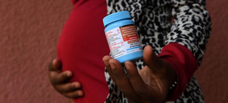 Une femme enceinte, née avec le VIH, prend des médicaments pour prévenir la transmission mère-enfant. © UNICEF/UN0640796/Dejongh