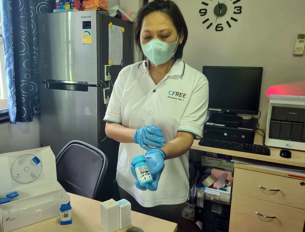 Un agent de santé de la Fondation Ozone à Bangkok, en Thaïlande, prépare un test de dépistage de l'hépatite C. © UNAIDS Thailand/Cedriann Mart