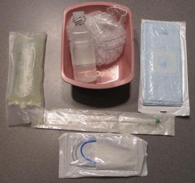 De onderstaande afbeelding toont apparatuur die voor niet-invasieve koelingstechnieken wordt gebruikt. Voorbeeld van apparatuur die nuttig is voor verschillende koeltechnieken. Van boven, met de klok mee: ijspak en water, luchtkoelingsdeken, Foley-katheter en intraveneuze vloeistoffen.