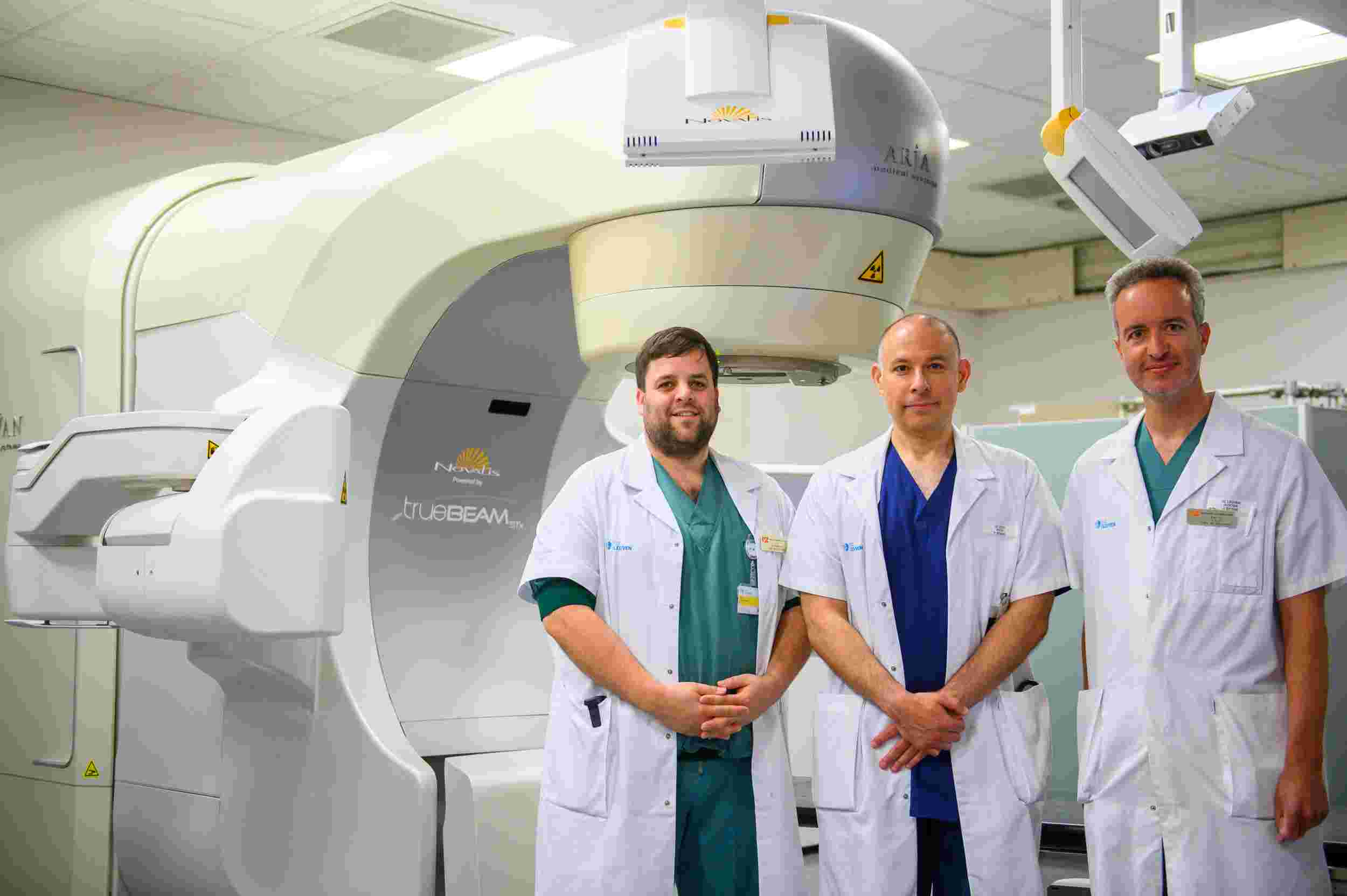 Team cardiologie en radiotherapie bij bestralingstoestel. Dr. Bert Vandenberk, Dr. Patrick Berkovic, en prof. dr. Joris Ector © UZ Leuven