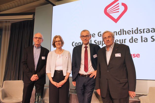 Le président Jean Nève (à droite) aux côtés du ministre fédéral de la santé Frank Vandenbroucke, de Marijke Eyssen (directeur du KCE) et de Pierre Kerkhofts (président ff du Comité de Gestion du SPF Santé Publique)
